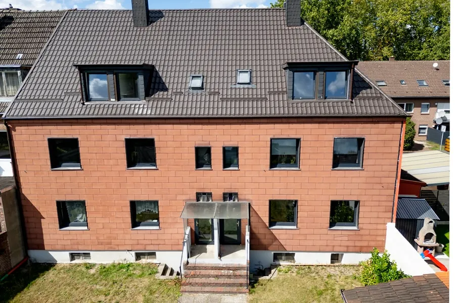 Backsteinhaus mit neuen Fenstern und Dachgauben