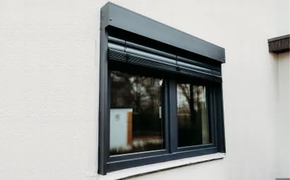 Fenster mit anthrazitfarbenem Rahmen und Raffstore