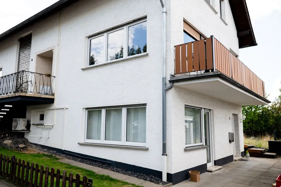 Weißes Mehrfamilienhaus mit neuen Fenstern