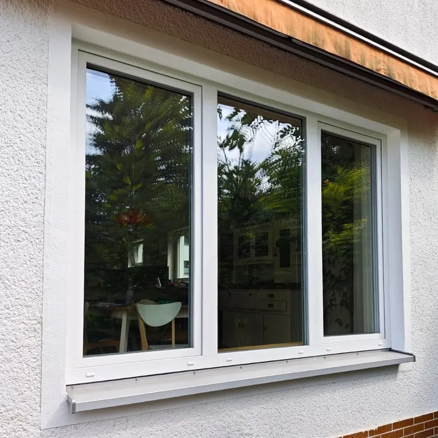 Neues weißes Fenster in heller Fassade