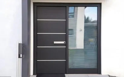 Moderne dunkle Haustür mit Lisenen